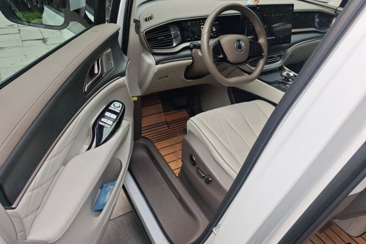Used Denza D9 2022 DM-i 970 Four-Wheel Drive Prestige Model Driver Seat