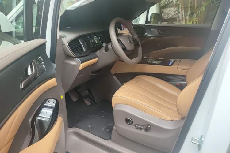 Used Denza D9 2022 DM-i 1040 Prestige Model Driver Seat