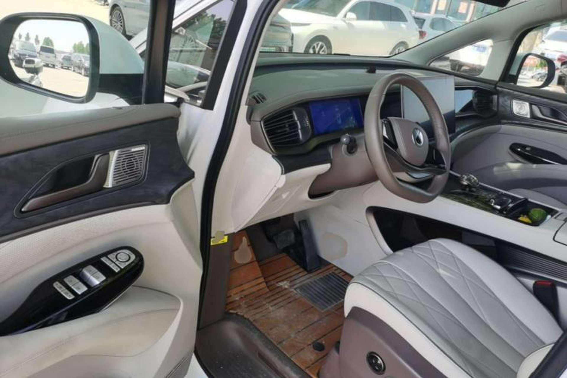 Used Denza D9 2022 DM-i 1040 Prestige Model Driver Seat