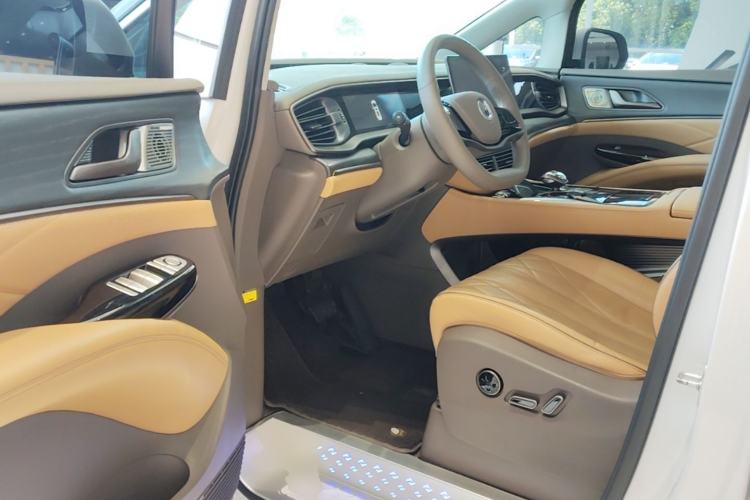 Used Denza D9 2022 DM-i 970 Four-Wheel Drive Prestige Model Driver Seat