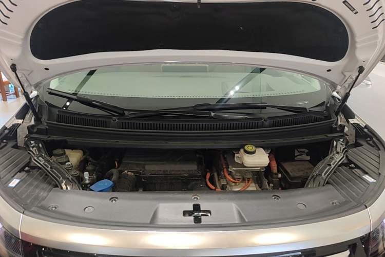 Used Denza D9 2022 DM-i 970 Four-Wheel Drive Flagship Model Engine Bay
