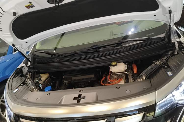 Used Denza D9 2022 DM-i 970 Four-Wheel Drive Flagship Model Engine Bay