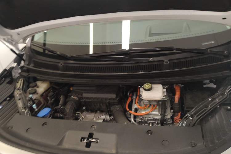 Used Denza D9 2022 DM-i 970 Four-Wheel Drive Flagship Model Engine Bay