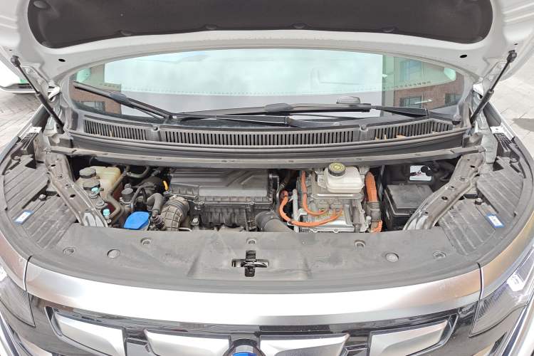 Used Denza D9 2022 DM-i 970 Four-Wheel Drive Flagship Model Engine Bay