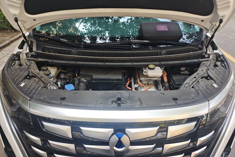 Used Denza D9 2022 DM-i 970 Four-Wheel Drive Flagship Model Engine Bay