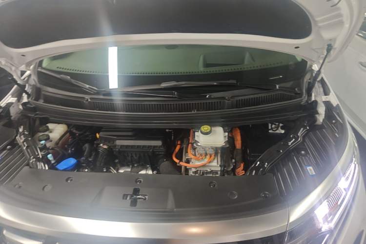 Used Denza D9 2022 DM-i 970 Four-Wheel Drive Flagship Model Engine Bay