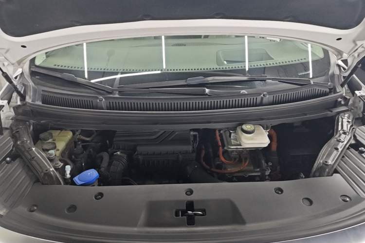 Used Denza D9 2022 DM-i 970 Four-Wheel Drive Flagship Model Engine Bay