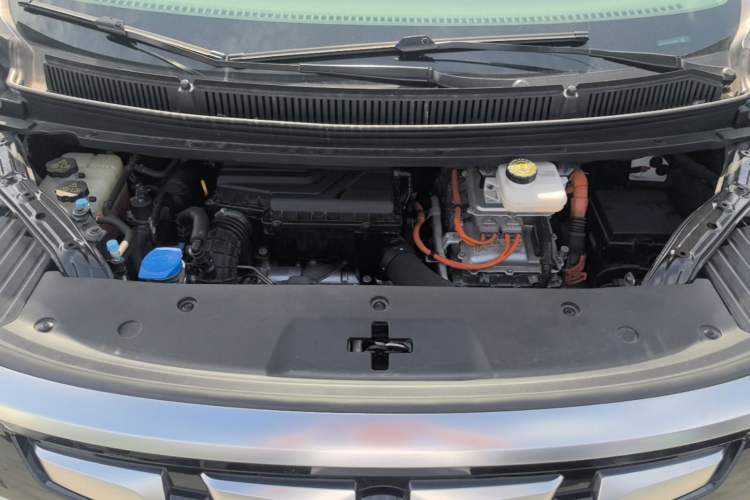 Used Denza D9 2022 DM-i 1040 Prestige Model Engine Bay