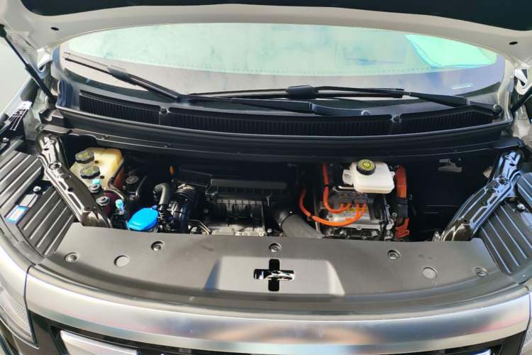 Used Denza D9 2022 DM-i 970 Four-Wheel Drive Flagship Model Engine Bay