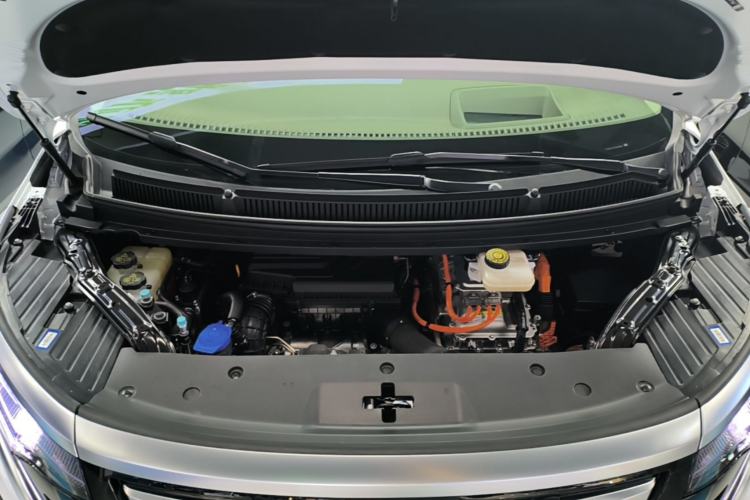 Used Denza D9 2022 DM-i 970 Four-Wheel Drive Flagship Model Engine Bay