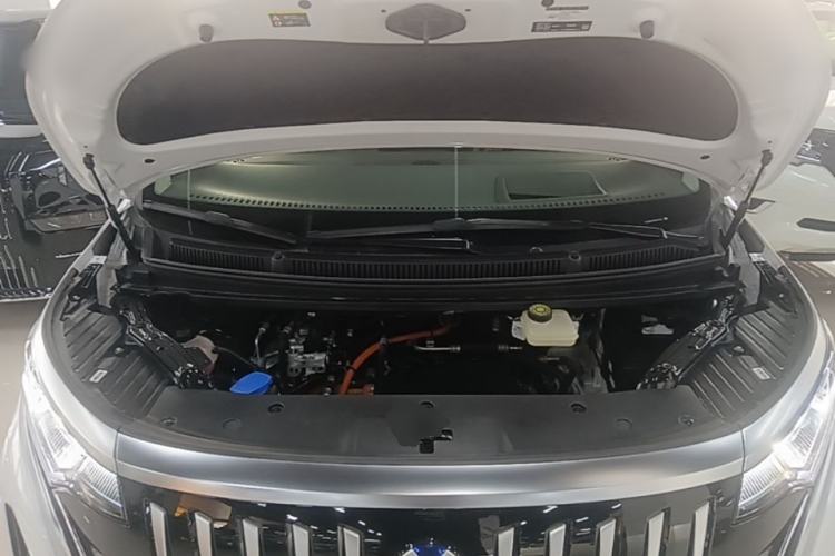 Used Denza D9 2022 EV 600 Four-Wheel Drive Flagship Model Engine Bay