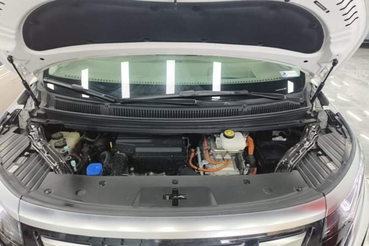 Used Denza D9 2022 DM-i 970 Four-Wheel Drive Flagship Model Engine Bay