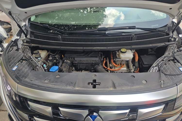 Used Denza D9 2022 DM-i 970 Four-Wheel Drive Flagship Model Engine Bay