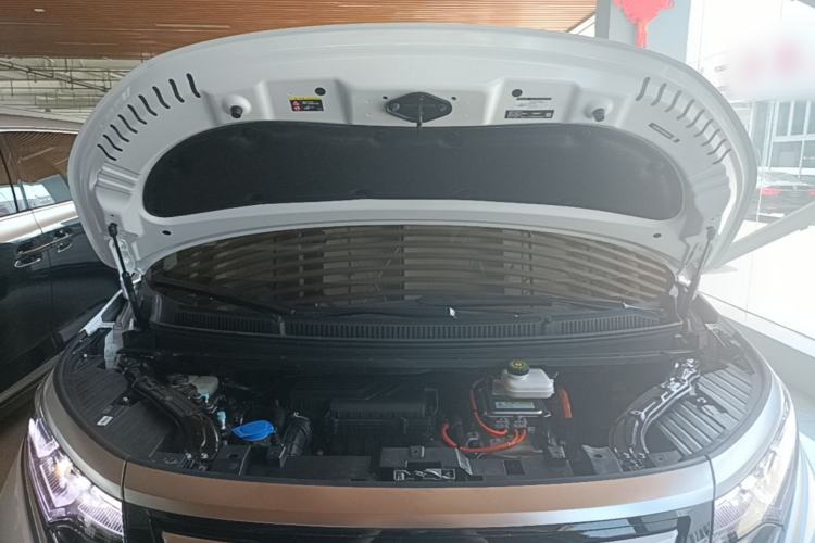 Used Denza D9 2022 DM-i 970 Four-Wheel Drive Flagship Model Engine Bay