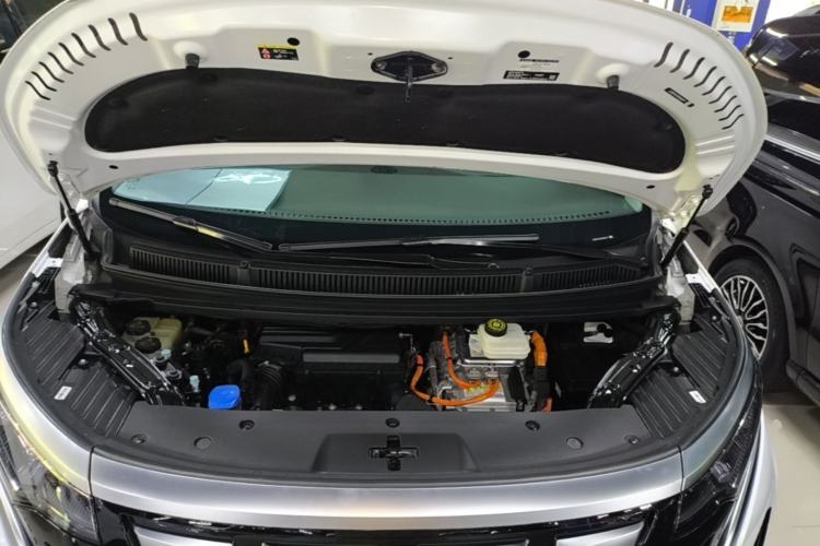 Used Denza D9 2022 DM-i 1040 Prestige Model Engine Bay