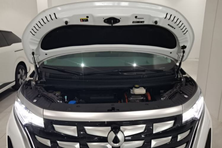 Used Denza D9 2022 DM-i 970 Four-Wheel Drive Flagship Model Engine Bay