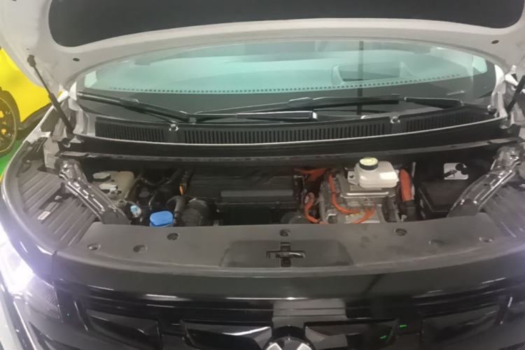 Used Denza D9 2022 DM-i 970 Four-Wheel Drive Flagship Model Engine Bay
