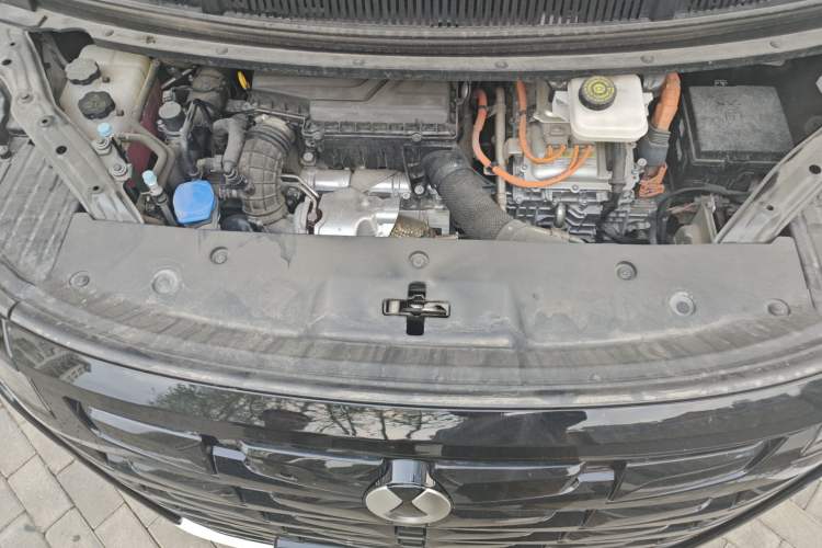 Used Denza D9 2022 DM-i 1040 Prestige Model Engine Bay
