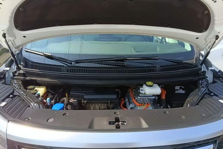 Used Denza D9 2022 DM-i 970 Four-Wheel Drive Flagship Model Engine Bay