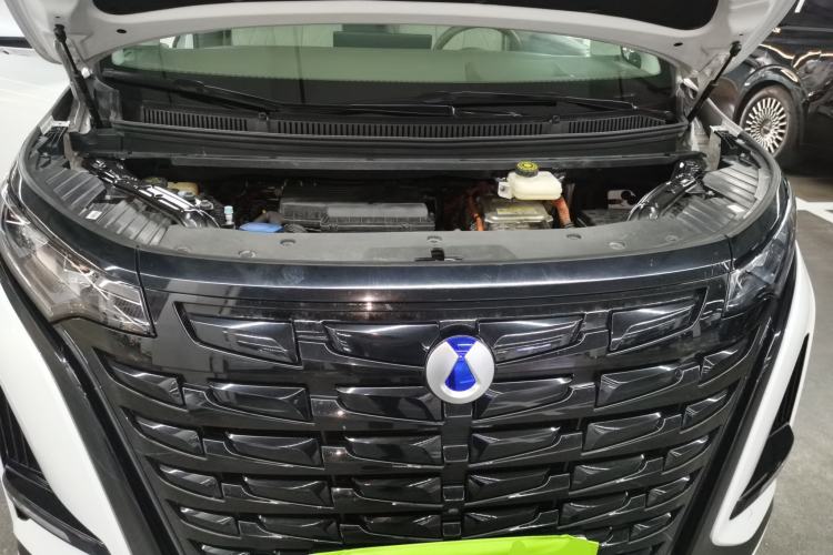 Used Denza D9 2022 DM-i 970 Four-Wheel Drive Flagship Model Engine Bay