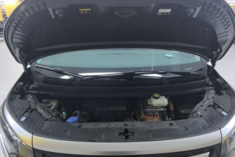 Used Denza D9 2022 DM-i 1040 Prestige Model Engine Bay