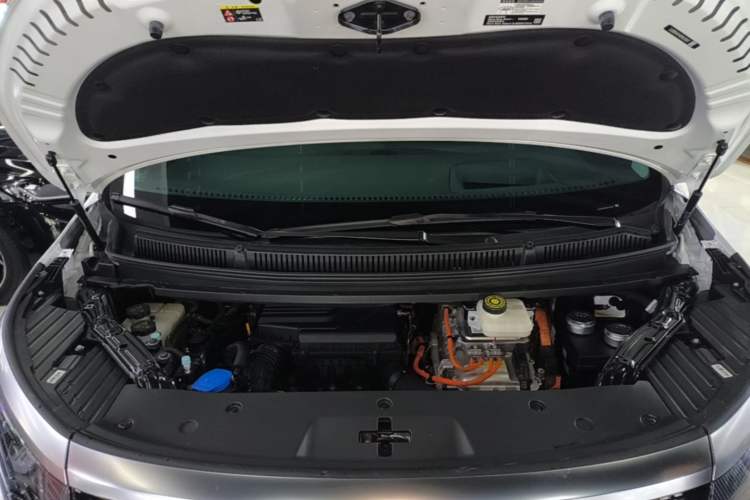 Used Denza D9 2022 DM-i 970 Four-Wheel Drive Flagship Model Engine Bay
