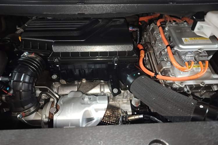Used Denza D9 2022 DM-i 970 Four-Wheel Drive Flagship Model Engine Bay