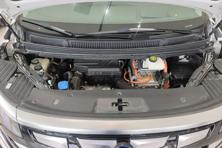 Used Denza D9 2022 DM-i 970 Four-Wheel Drive Flagship Model Engine Bay