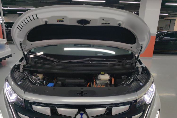 Used Denza D9 2022 DM-i 970 Four-Wheel Drive Flagship Model Engine Bay