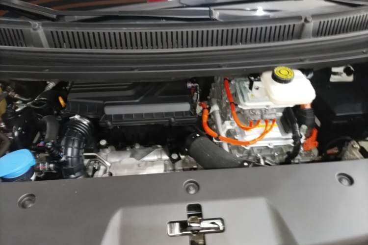 Used Denza D9 2022 DM-i 1040 Prestige Model Engine Bay
