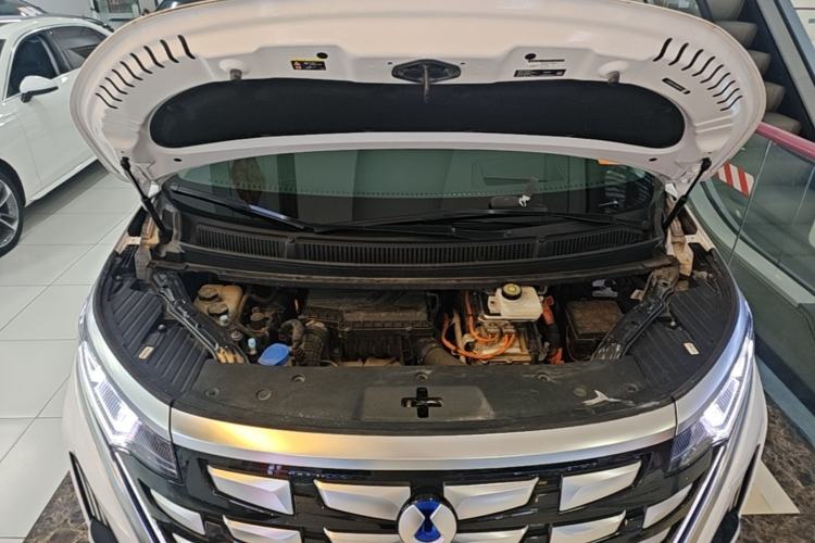 Used Denza D9 2022 DM-i 970 Four-Wheel Drive Flagship Model Engine Bay