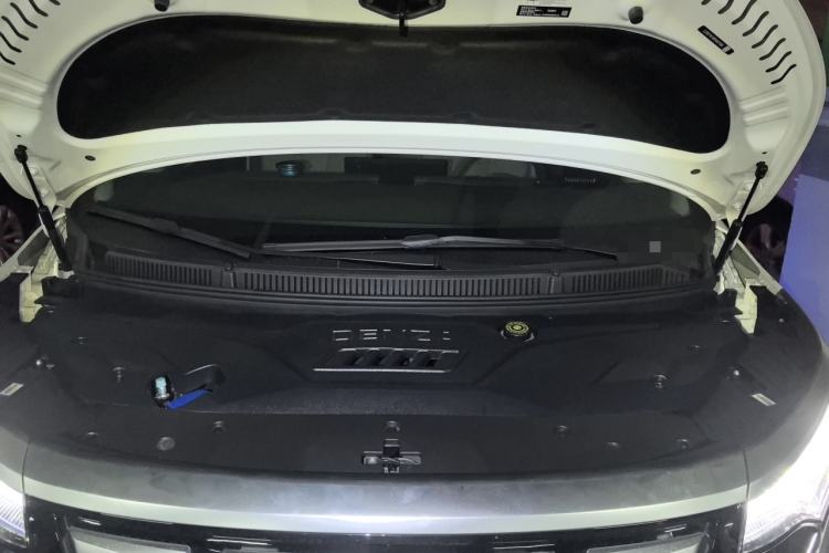 Used Denza D9 2022 DM-i 1040 Prestige Model Engine Bay