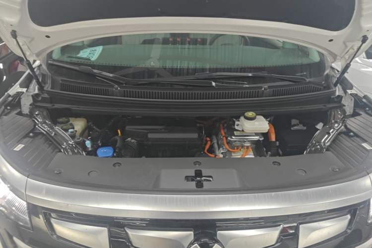 Used Denza D9 2022 DM-i 1040 Prestige Model Engine Bay
