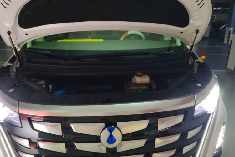 Used Denza D9 2022 DM-i 1040 Prestige Model Engine Bay