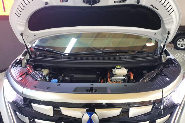 Used Denza D9 2022 DM-i 970 Four-Wheel Drive Flagship Model Engine Bay