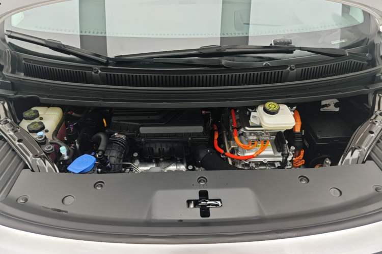 Used Denza D9 2022 DM-i 970 Four-Wheel Drive Flagship Model Engine Bay