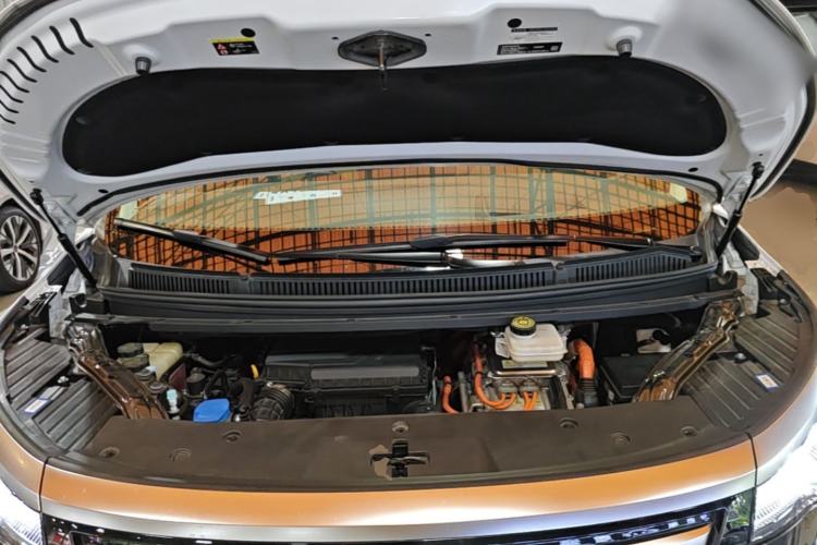 Used Denza D9 2022 DM-i 970 Four-Wheel Drive Flagship Model Engine Bay