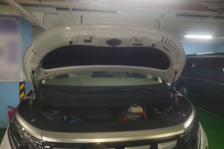 Used Denza D9 2022 DM-i 1040 Prestige Model Engine Bay