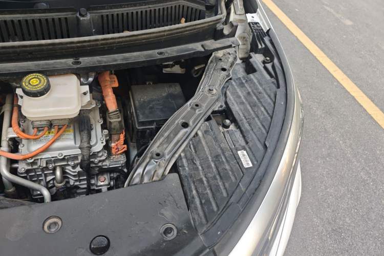 Used Denza D9 2022 DM-i 970 Four-Wheel Drive Flagship Model Engine Bay Left