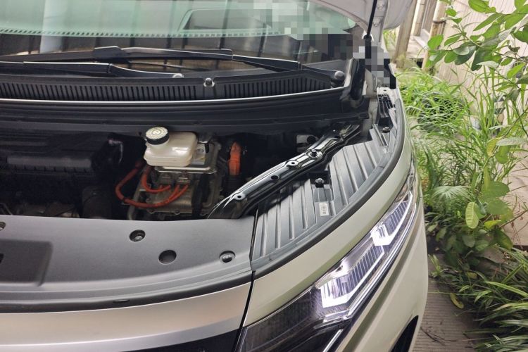 Used Denza D9 2022 DM-i 970 Four-Wheel Drive Flagship Model Engine Bay Left
