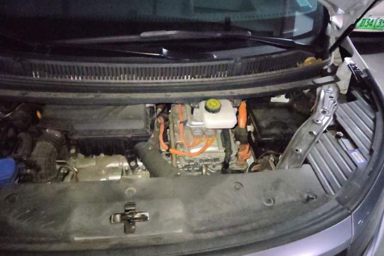 Used Denza D9 2022 DM-i 970 Four-Wheel Drive Flagship Model Engine Bay Left