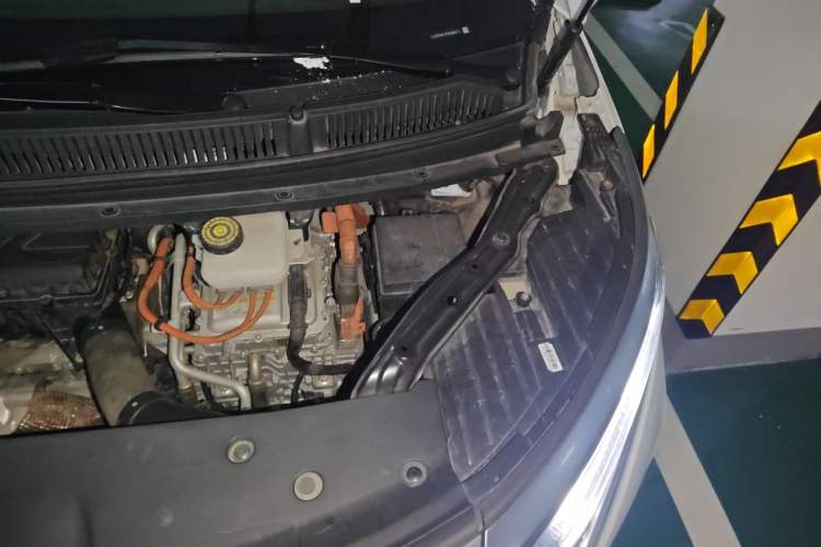Used Denza D9 2022 DM-i 970 Four-Wheel Drive Flagship Model Engine Bay Left