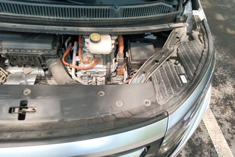 Used Denza D9 2022 DM-i 970 Four-Wheel Drive Prestige Model Engine Bay Left