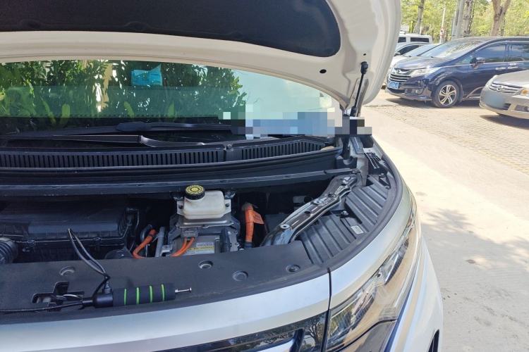 Used Denza D9 2022 DM-i 945 Luxury Model Engine Bay Left