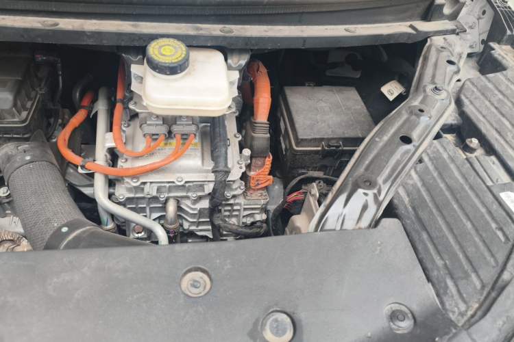 Used Denza D9 2022 DM-i 970 Four-Wheel Drive Prestige Model Engine Bay Left