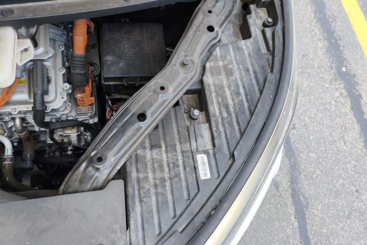Used Denza D9 2022 DM-i 970 Four-Wheel Drive Flagship Model Engine Bay Left