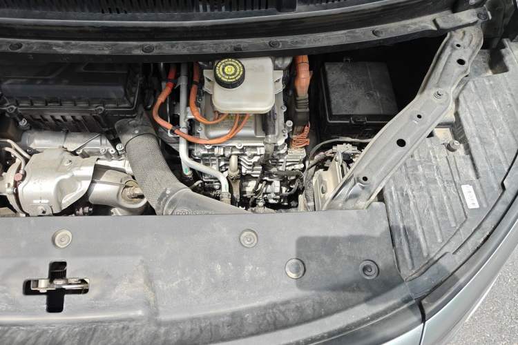 Used Denza D9 2022 DM-i 970 Four-Wheel Drive Prestige Model Engine Bay Left