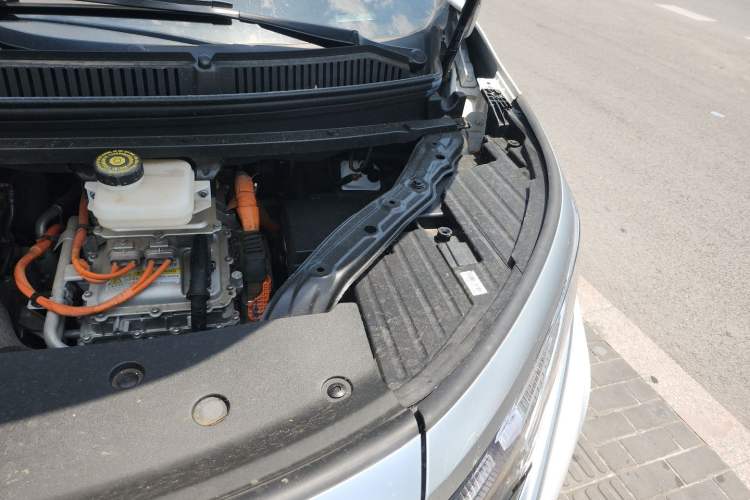 Used Denza D9 2022 DM-i 970 Four-Wheel Drive Prestige Model Engine Bay Left