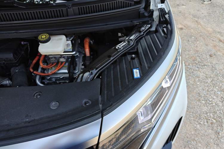Used Denza D9 2022 DM-i 970 Four-Wheel Drive Prestige Model Engine Bay Left