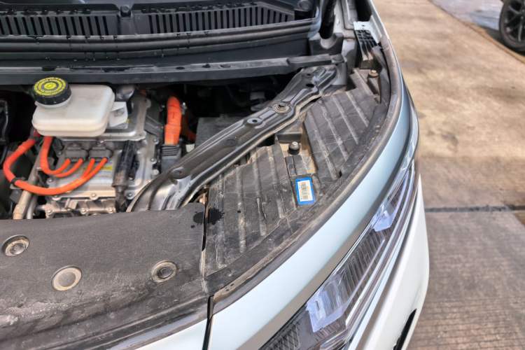 Used Denza D9 2022 DM-i 970 Four-Wheel Drive Prestige Model Engine Bay Left